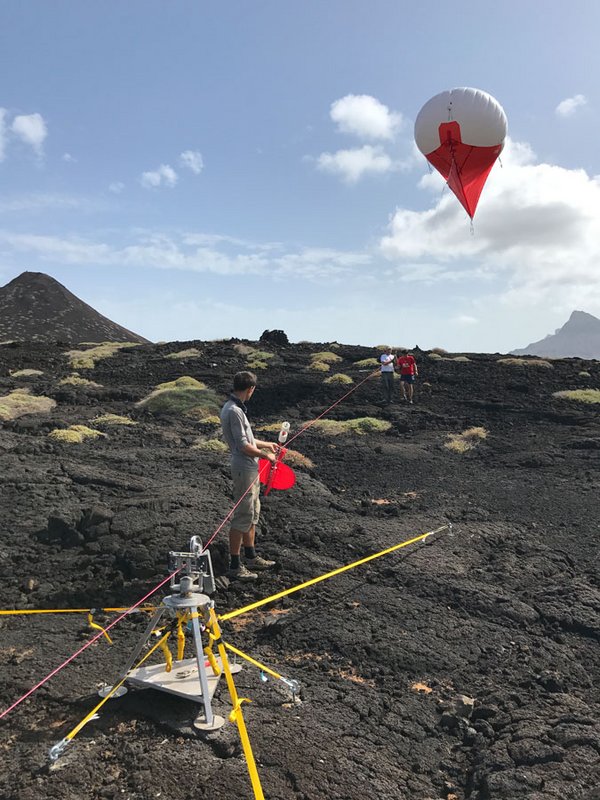 Auf São Vicente setzte das Team eine Mischung aus Fesselballon und Drachen ein, um über die Messung von Windgeschwindigkeiten, Temperaturen und Luftfeuchten den Zustand der Atmosphäre zu untersuchen. Foto: Frank Stratmann, TROPOS