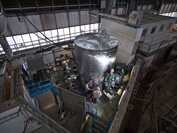 Francesco Riccobono und Urs Baltensperger an der CLOUD-Kammer. Bild: CERN