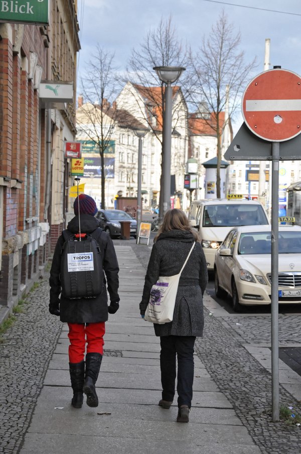 Mitarbeiterinnen des TROPOS bei den Rücksackmessungen in der Lützner Straße in Leipzig. Foto: Holger Siebert, TROPOS