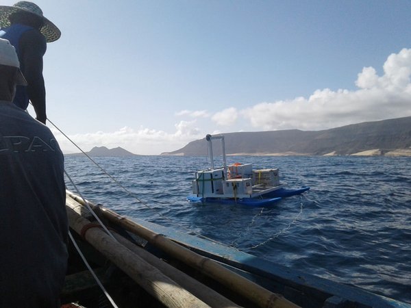 Während der Messkampagne wird der Oberflächenfilm auf dem Atlantik vor den Kapverdischen Inseln mit dem Katamaran "MarParCat" gesammelt, den das Leibniz-Zentrum für Marine Tropenforschung (ZMT) gebaut hat. Foto: Manuela van Pinxteren, TROPOS