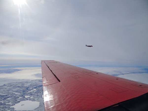 Die Forschungsflugzeuge Polar 5 und Polar 6 bei einem Messflug während der Messkampagne RACEPAC. Foto: LIM