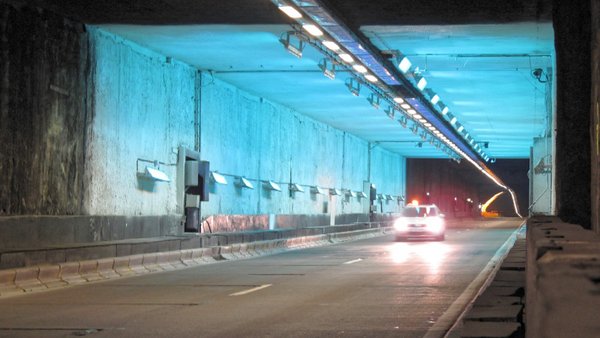 Der Leopold-II-Tunnel im Zentrum Brüssels wurde bereits 1986 in Betrieb genommen. Seine Rennovierung war die Chance für die Wissenschaftler, die Wirksamkeit von neuen Materialien für die Verbesserung der Luftqualität zu testen. Foto: PhotoPAQ/CNRS