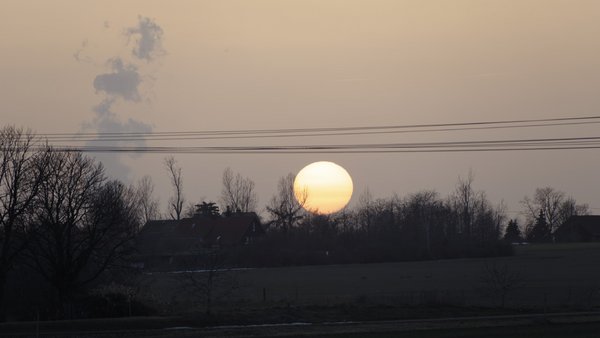 Sonnenuntergang am 23.2.2020 bei Leipzig ohne Abendrot. Der Saharastaub sorgte dafür, dass die Sonne eher blass unterging. Der Farbverlauf von weiß nach gelb deutet darauf hin, dass sich in der untersten Luftschicht Saharastaub mit kleineren Partikeln aus der Luftverschmutzung mischt. Foto: Tilo Arnhold, TROPOS