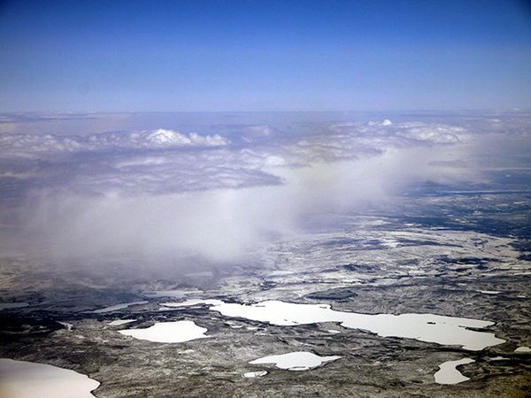 Arktische Mischphasenwolken mit flüssiger Wolkenoberkante und schneeförmigem Niederschlag, wie sie während RACEPAC untersucht wurden. Foto: LIM