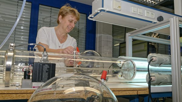 Im Labor des TROPOS in Leipzig konnten die chemischen Reaktionen in einem Freistrahlexperiment nachgewiesen werden. Laborantin Kornelia Pielok am Experimentaufbau. Foto: Tilo Arnhold/ TROPOS