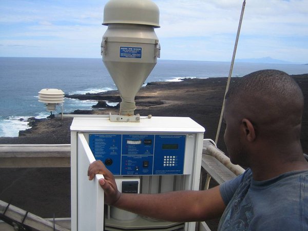 Sampler on the 30m high tower of the CVAO in Sao Vincente, Capo Verde. Source: TROPOS