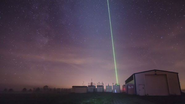 Mit Lidaren werden die Partikel vom Boden aus untersucht. Die "Lichtschwerter" sind dann vorallen nachts markant. Foto: Tilo Arnhold/TROPOS