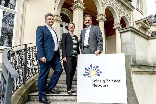 Der Vorstand des Leipzig Science Network: Daniel Mayer (Administrativer Geschäftsführer Deutsches Biomasseforschungszentrum), Claudia Kostka (Verwaltungsleiterin TROPOS - Leibniz-Institut für Troposphärenforschung e.V.), Oliver Grimm (Kanzler Hochschule für Musik und Theater „Felix Mendelssohn Bartholdy“ Leipzig) (v.l.n.r.). Foto: Philip Köhler. 